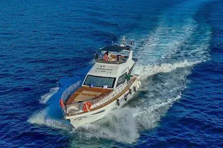 Machen Sie sich bereit für einen entspannten und unvergesslichen Tag auf dem Meer! Diese private Yacht-Tour ist für alle gedacht, die die atemberaubende Küste von Side in Luxus und Komfort erkunden möchten. Die Tour dauert von 10:00 bis 15:00 Uhr und umfa